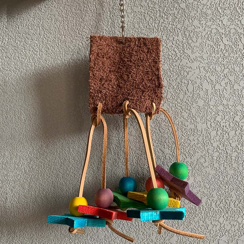 Leder- und Holzspielzeug für Vögel